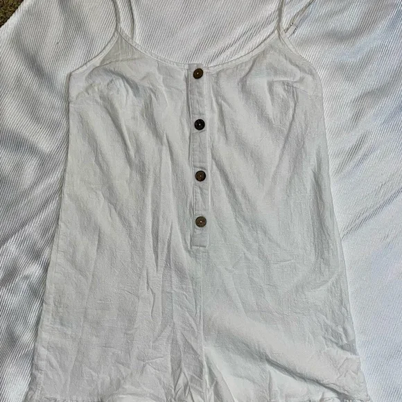 White Button-Front Ruffle leg Romper - Picture 3 of 5